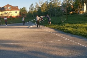 Podizanje i bacanje izvaljene metalne konstrukcije gola