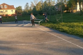 Podizanje i bacanje izvaljene metalne konstrukcije gola