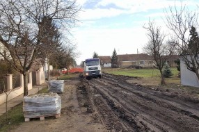 Kamioni uzorali put u ulici Otmara Majera