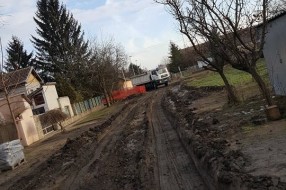 Kamioni uzorali put u ulici Otmara Majera