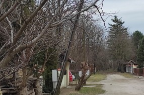 Nakrivljena bandera na Velikom Radanovcu