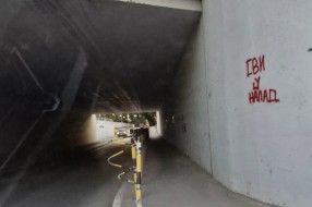 Iskrivljena zaštitna metalna ograda u Lošinjskoj ulici