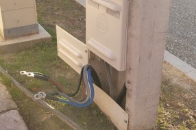 Vire strujni kablovi kod trafo stanice i ormara