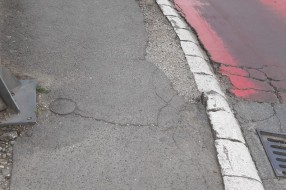 Biciklistička staza u centru grada (vire kablovi)