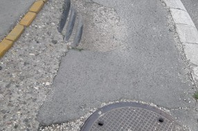 Biciklistička staza u centru grada (vire kablovi)