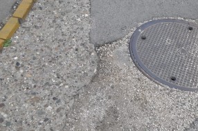 Biciklistička staza u centru grada (vire kablovi)
