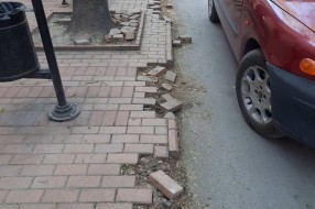 Raspadaju se kocke na trotoaru u ulici Dimitrija Tucovića