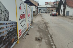 Iščupan znak danima stoji na trotoaru (Partizanskа ulicа)