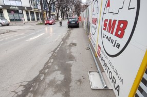 Iščupan znak danima stoji na trotoaru (Partizanskа ulicа)