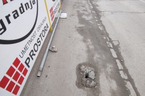 Iščupan znak danima stoji na trotoaru (Partizanskа ulicа)