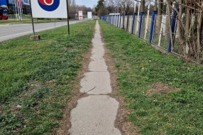 Neodržavan trotoar na Beogradskom putu