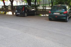Problem sa slivnikom na parkingu ispred zgrade na Beogradskom putu