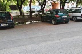 Problem sa slivnikom na parkingu ispred zgrade na Beogradskom putu