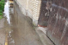 Poplavljen trotoar na uglu ulica Braće Majer i Tolstojeve