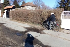 Opasna rupa na prometnoj pešačkoj i biciklističkoj stazi na Paliću