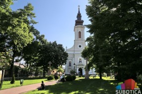 Prosjaci u dvorištu Pravoslavne crkve