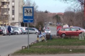 Izvaljen saobraćajni znak za pešački prelaz u zoni škole
