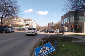 Izvaljen saobraćajni znak za pešački prelaz u zoni škole