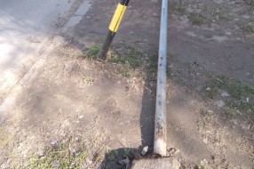 Izvaljen saobraćajni znak za pešački prelaz u zoni škole