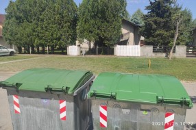 Polomljen poklopac od kontejnera (Hrastova ulica)