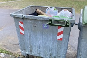 Polomljen poklopac od kontejnera (Hrastova ulica)