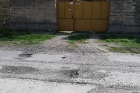 Uništen kolovoz u Ulici Marije Bursać