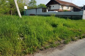 Nemarnost - plac zarastao u travu