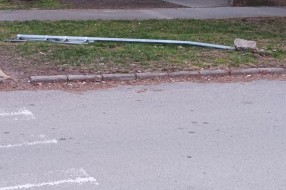 Izvaljen saobraćajni znaku Ulici braće Radić