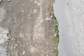 Rupe na pešačkoj stazi na Somborskom putu