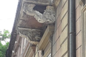 Nebezbedan balkon na objektu u Đure Đakovića 11