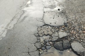 Udarne rupe u Ulici Šandrora Lifke