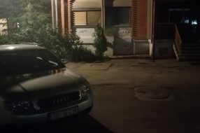 Parkiralište ispred ulaza zgrada na Beogradskom putu 101-105