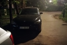 Parkiralište ispred ulaza zgrada na Beogradskom putu 101-105