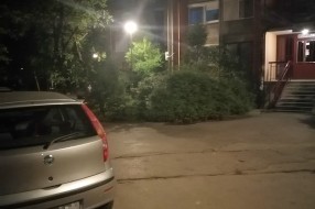 Parkiralište ispred ulaza zgrada na Beogradskom putu 101-105