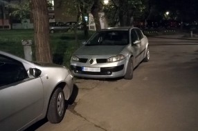 Parkiralište ispred ulaza zgrada na Beogradskom putu 101-105
