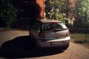 Parkiralište ispred ulaza zgrada na Beogradskom putu 101-105