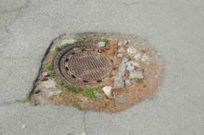 Poklopac kanalizacije urušen (Braće Radić 156)