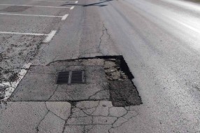 Oštećen asfalt oko šahta u Velebitskoj ulici