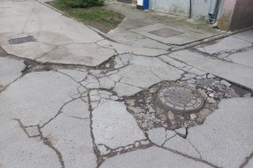 Trg Lazara Nešića - parking u katastrofalnom stanju