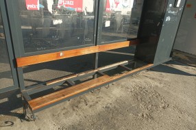 Propala klupa na autobuskoj stanici kod Lifke
