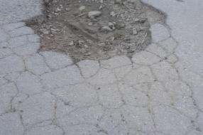 Ogromne rupe duž ulice Isidore Sekulić
