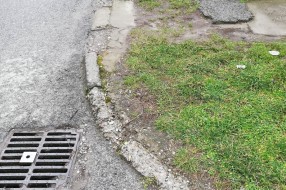 Oštećen ivičnjak u Ulici Staniše Neorčića