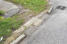 Oštećen ivičnjak u Ulici Staniše Neorčića