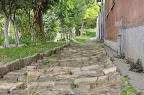 Trotoar po kom se ne može hodati u Novom selu