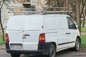 "Ničiji" kombi zauzima parking