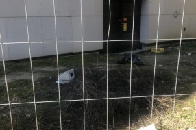 Ružno i nebezbedno u prolazu ulice Ive Vojnovića (iza zgrade pozorišta)