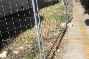 Ružno i nebezbedno u prolazu ulice Ive Vojnovića (iza zgrade pozorišta)