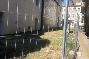 Ružno i nebezbedno u prolazu ulice Ive Vojnovića (iza zgrade pozorišta)