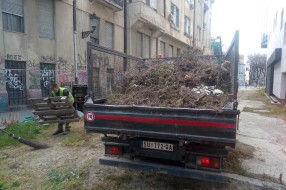 Ružno i nebezbedno u prolazu ulice Ive Vojnovića (iza zgrade pozorišta)