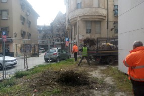 Ružno i nebezbedno u prolazu ulice Ive Vojnovića (iza zgrade pozorišta)